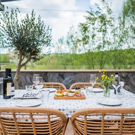 Ponte Porton Dining & *